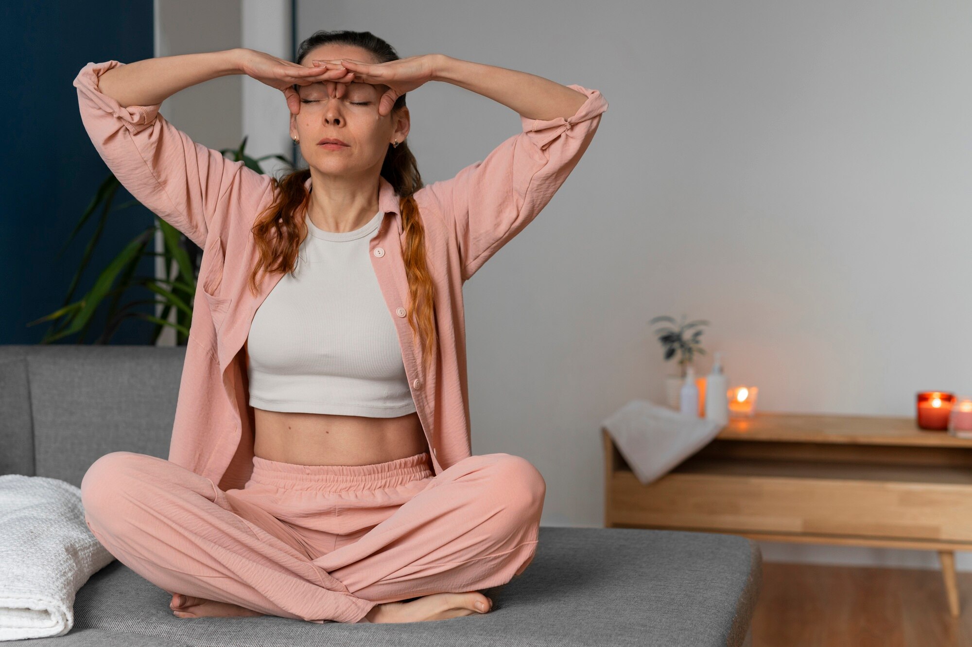 Osoba w stanie głębokiej relaksacji w naturalnym otoczeniu